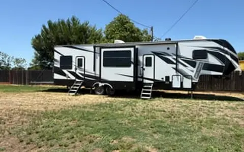 The Triton Luxe Lounge-2022 toy hauler