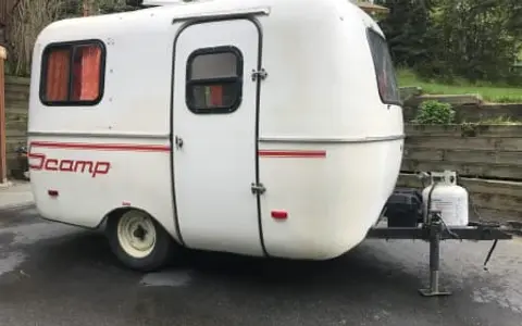 Vintage Scamp Camper – Cozy & Easy to Tow