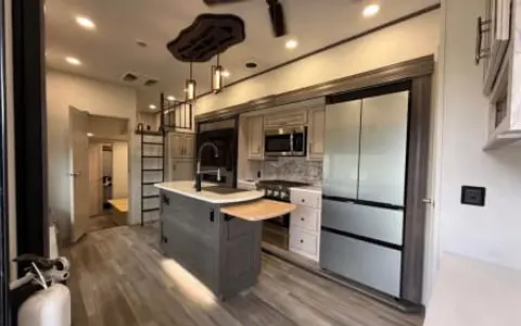 Luxury Glamping on Wheels (Pet Friendly)