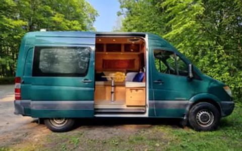 Edgar: Converted Sprinter Van * Pet Friendly *