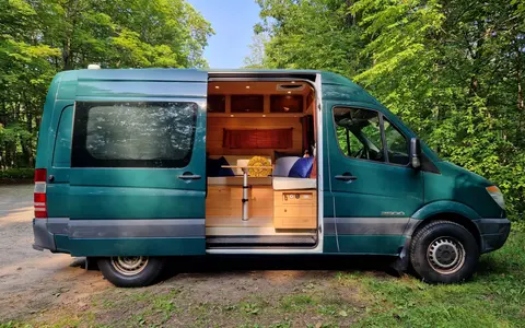 Edgar: Converted Sprinter Van * Pet Friendly *