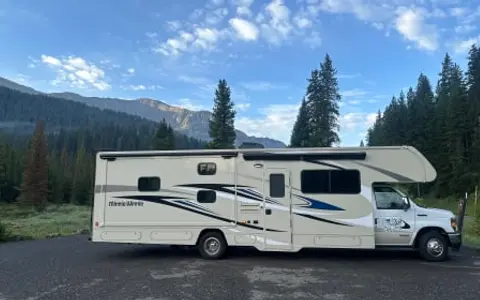 Spacious 2022 Minnie Winnie 31H – Perfect for Family Getaways!