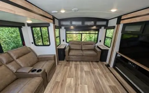 Outback: Chef's kitchen, King bed, 3 slides, Solar