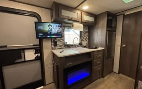 2021 Coleman 17B – Your Cozy Getaway on Wheels!