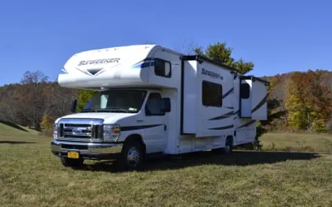Chase the Sun! 2021 Forest River 28ft Sunseeker. Dry camp!