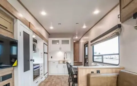 Luxury 2022 Keystone Arcadia 3250RL Fifth Wheel