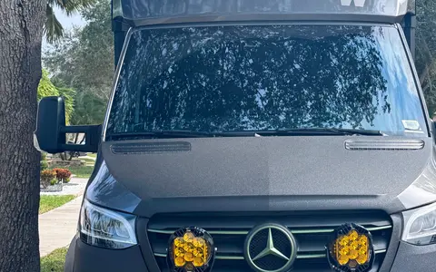 Lulu Van Gogh - SPREKKO Winnebago/Mercedes Class C