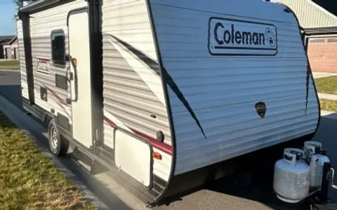 Newer 2020 Cozy 20 Foot Camper that sleeps 4-6