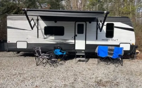 2021 Keystone Hideout-Qn bed in private BR, 2 full bunk beds