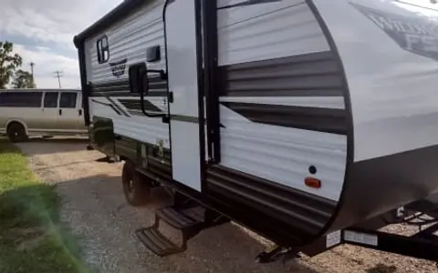 2022 Forest River Wildwood FSX: Light-weight, easy tow, sleeps 5