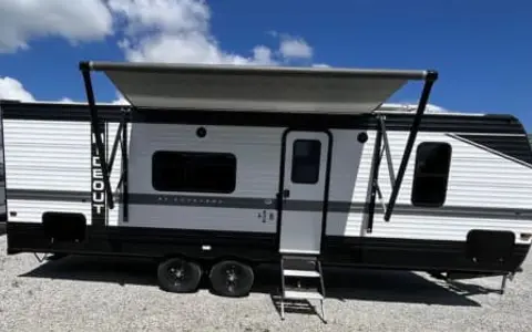 2022 Keystone Hideout-Qn bed in private BR, 2 full bunks