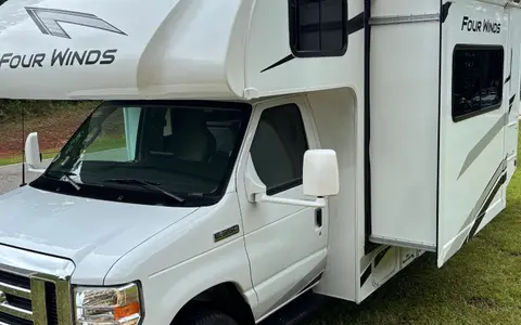 Viola's Thor Motor Coach Four Winds 25V Class C