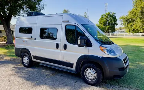 ຄຳແກ້ວ's Winnebago Solis Pocket 36A Class B