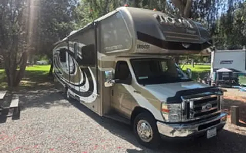 2015 Fleetwood Tioga RV - 2 Slide Outs, Low Miles