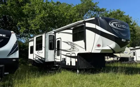 Heartland Torque T3 - 3 Large Beds 2 Bedroom 1.5 Bath