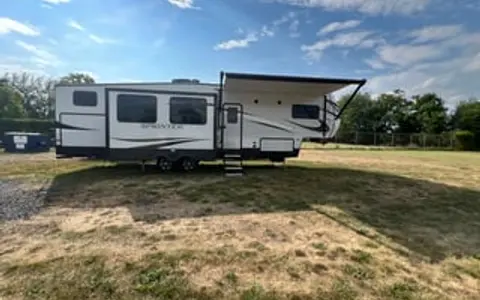 **Campy the SUPER COOL pet friendly 5th Wheel**