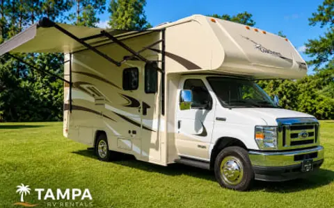 The Suncoast Cruiser • Sleeps 6 Class C • WinnebagoMinnieWinnie CC-2G