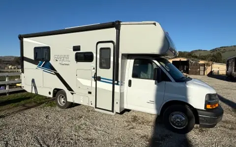 Luxury Class C RV • Easy Road Trip RV • Coachmen Cross Trail - Sleeps 6