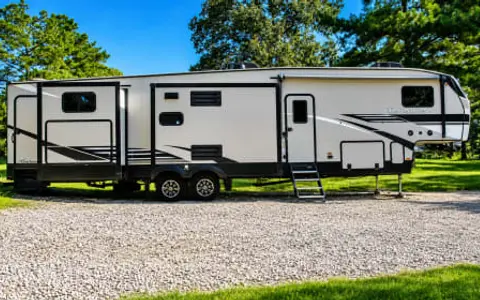 2 Bedrooms • 2 Bathrooms • Bathtub • Family Camping • East Texas RV