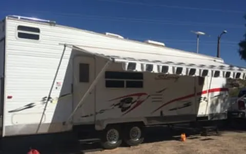 2005 28ft Toy Hauler Large Garage Pets ok free gen