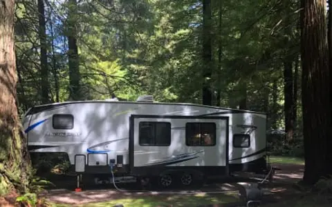 New fifth wheel sleeps 10! Enclosed bunk house!