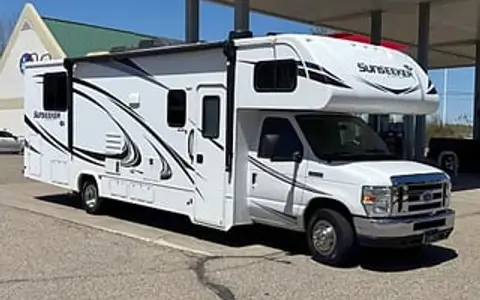 'Sally' Spacious w/ Outdoor speakers