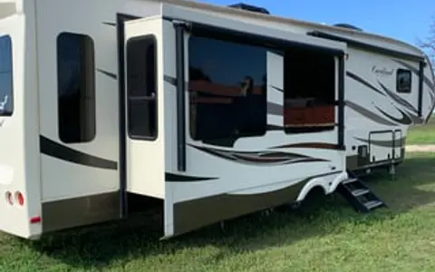 2016 Forrest river  Cardinal fifth wheel