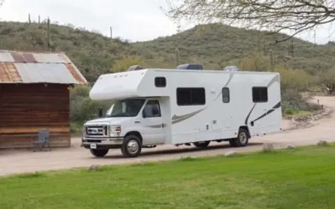 Spacious Winnebago Minnie Winnie 30’ – Sleeps 7, Easy to Drive!