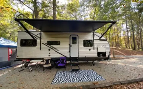 Cozy Couples Camper 2022 East to West Silver Lake