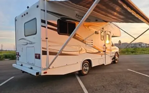 Modern Remodeled RV! Gateway to Sequoia, Sleeps 5