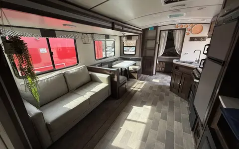 Kelvin's Luxury Cruiser RV Embrace EL275 Travel Trailer King size Bed
