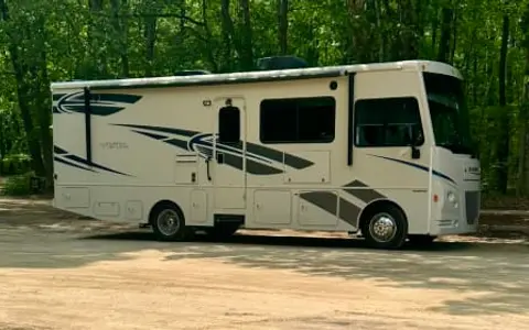 Winnebago-Superior Ride-Deluxe Living-Family Fun