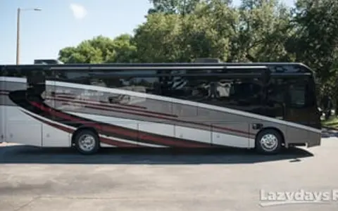 2019 Winnebago Diesel 2 full bathrooms, sleeps 9