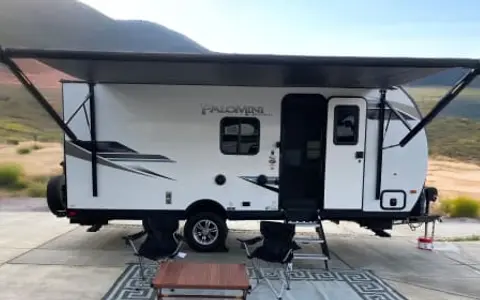 2022 Palomino Sleeps 5 With Bunk Beds & Solar!