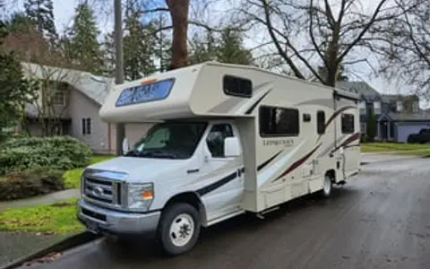 Clean & Comfy 2016 Coachmen Leprechaun 26DS