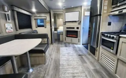 Catalina 2 bedrooms/ bunk room Sleeps 8 light w