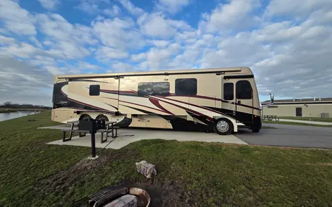 2018 Fleetwood Discovery LXE 44H, 450 HP Cummins Diesel TAG Axle Chassis