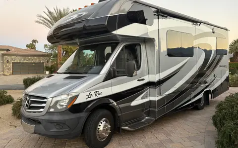 Jennifer's Forest River Sunseeker MBS 2400 Class C