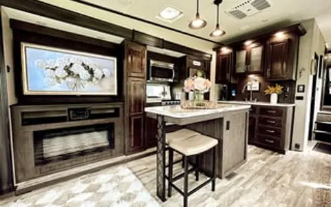 Phoenix Luxe Retreat – 2 Bedroom Family 5th Wheel