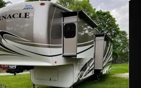 Florida Jayco Pinnacle luxury fifth wheel