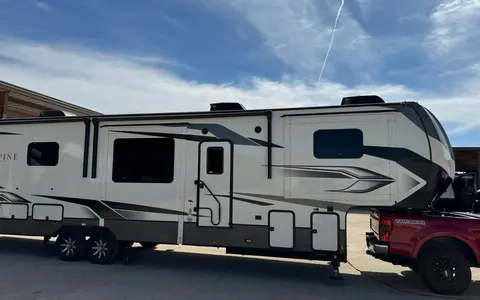 Glenn's 2022 ALPINE 3700FL Fifth Wheel