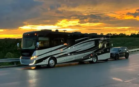 Luxury Coach - Quiet Diesel Pusher - Starlink