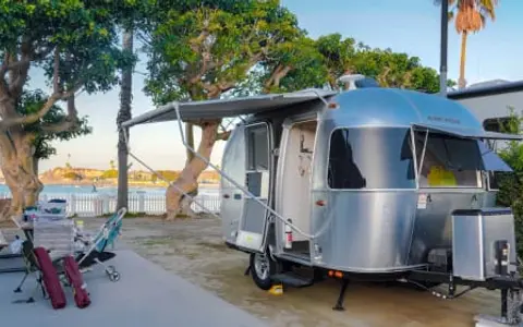 like new 2023 Airstream Bambi 16ft sleeps 4