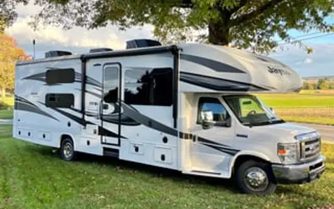 The Queen Bea: Class C 2018 Jayco Greyhawk 31FS