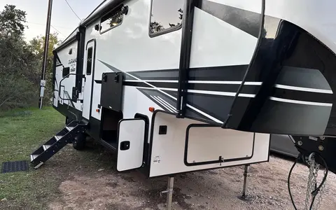 Lee’s KZ Durango half ton Fifth Wheel