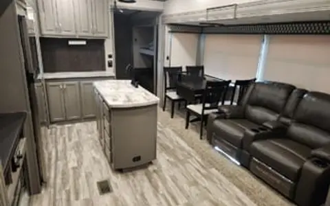 Big boy! sleeps 8/ 2 bathrooms/bunkhouse/5 slides