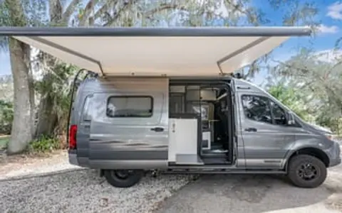 Revel All wheel Drive van Winnebago Mercedes-Benz