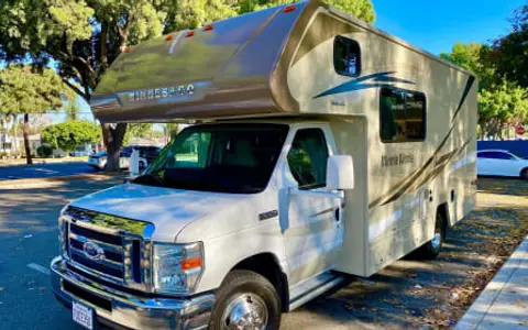 Beautiful Winnebago Minnie Winnie - RadVenturing