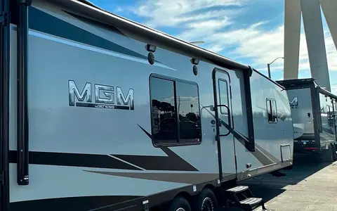 Leon’s 2023 OFF GRID LE GRANDE caravan