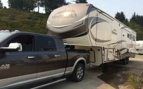 2015 Keystone Montana 3790RD (Delivery Available, w/ Generator, and Solar)
